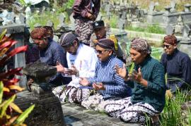 Doa Bersama dan Tabur Bunga di Makam para Mantan Lurah Giritirto